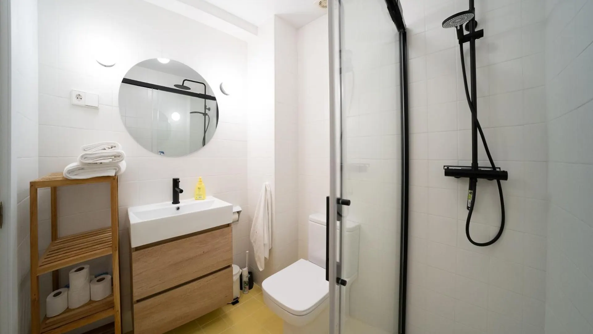 Traditional central 2 Double bed apt in quiet square Benalmádena