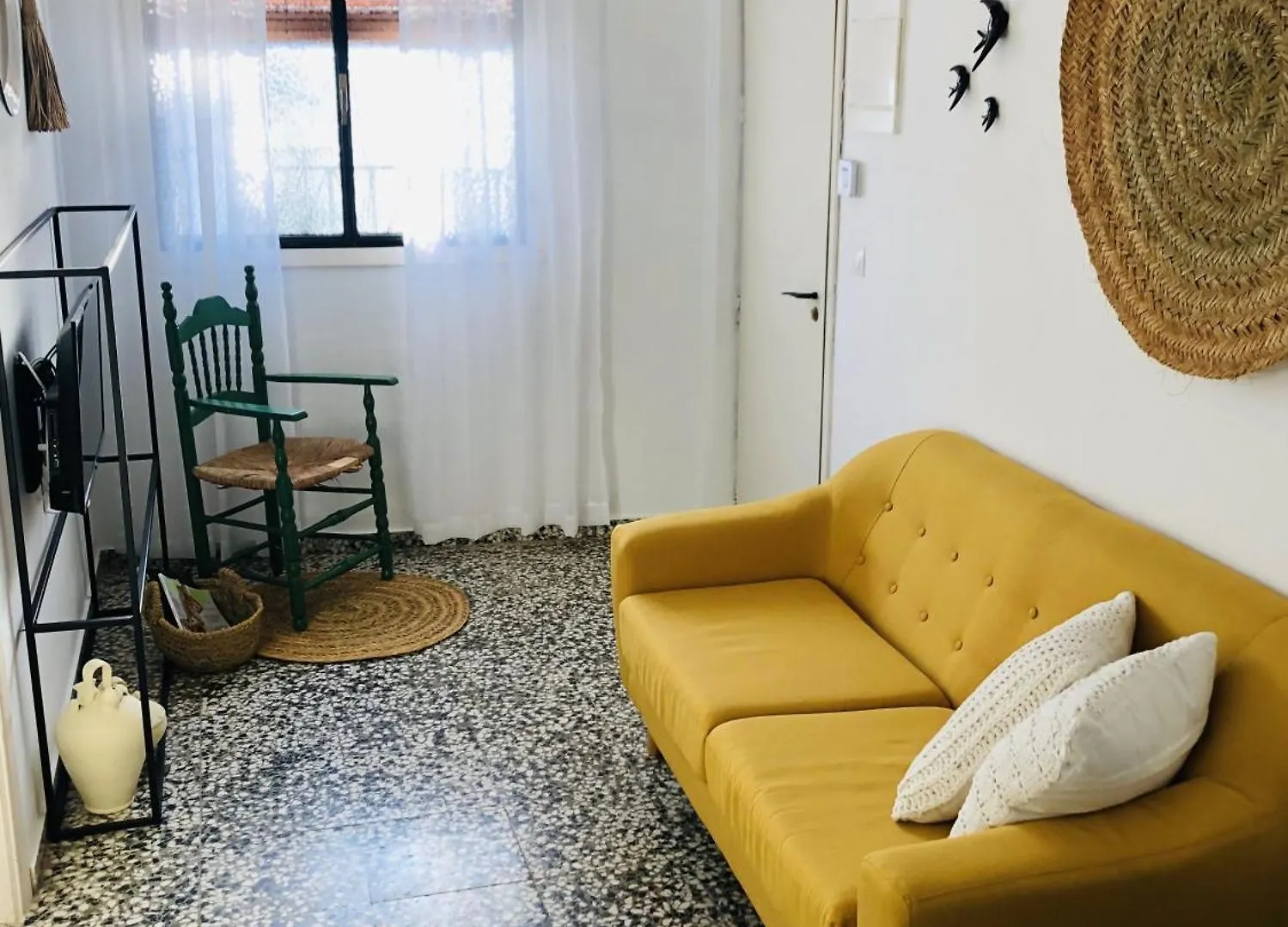 Traditional central 2 Double bed apt in quiet square Benalmádena Apartamento