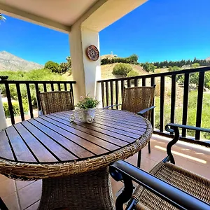 Serene Family Oasis: Poolside Retreat With Convenient Amenities Apartment